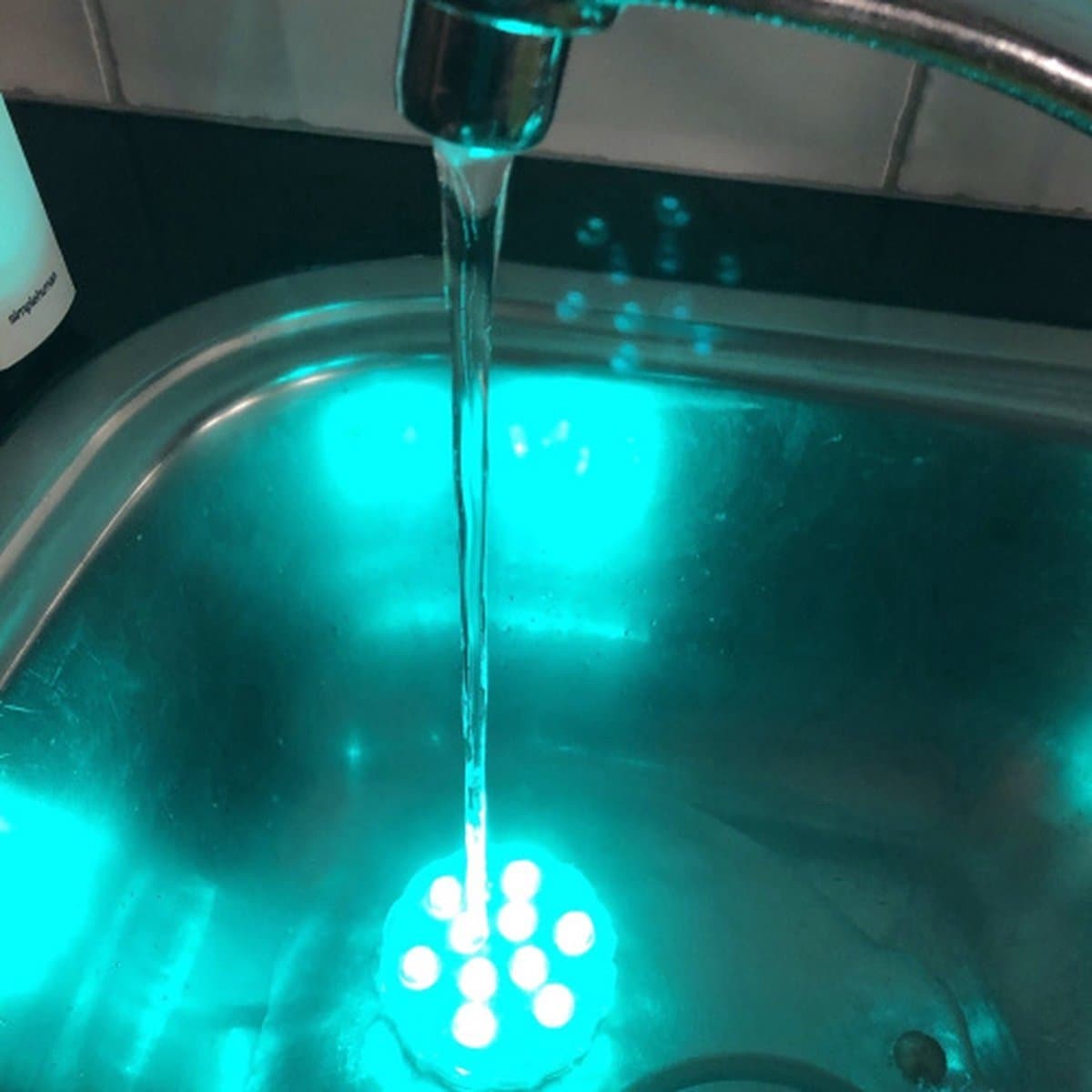 Jumalu RGB Onderwater LED Lampenset op Batterijen – 2 Waterdichte LED Lampen met Afstandsbediening – 16 Kleuren – Dimbaar – IP67 – Geschikt voor Zwembad, Aquarium, Fontein, Vaas en Sfeerverlichting thumbnail 6